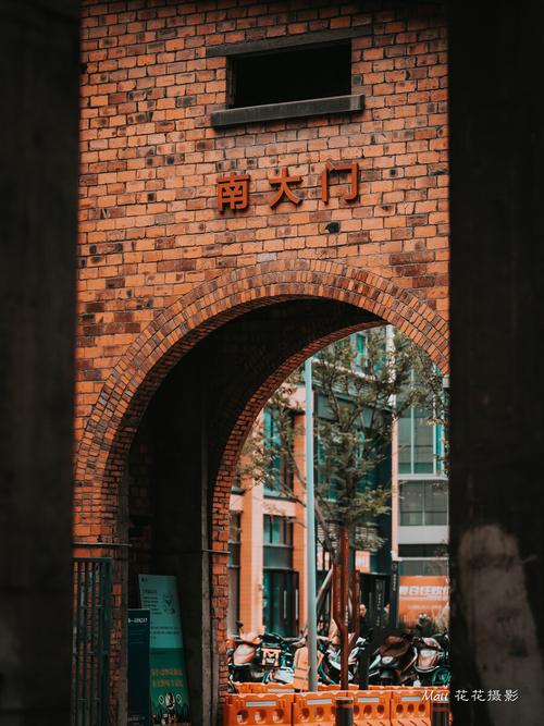 成都东郊记忆东郊记忆是在原国营红光电子管厂旧址上改建而成的现代